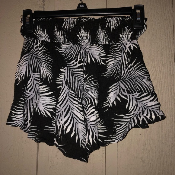 Palm Tree Leaf Patterned Shorts - Picture 2 of 3